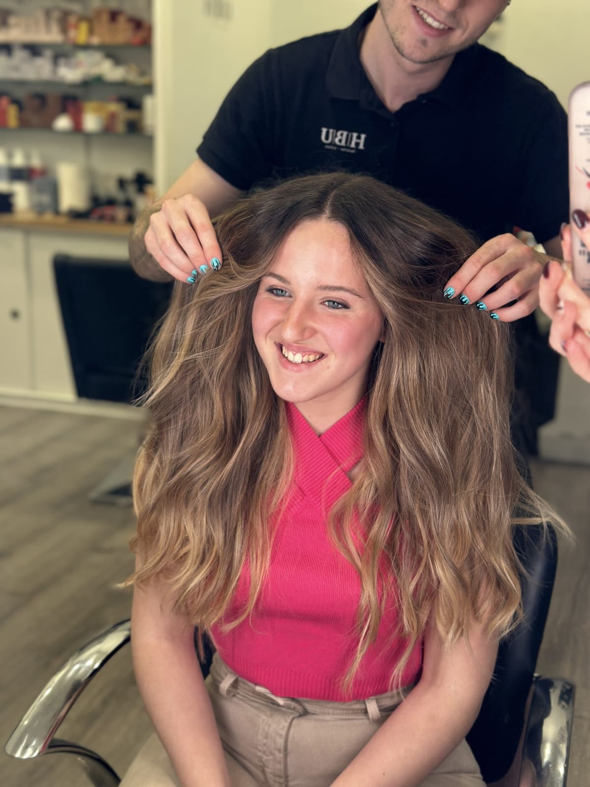Balayage en melena castaña, clienta satisfecha en HBU
