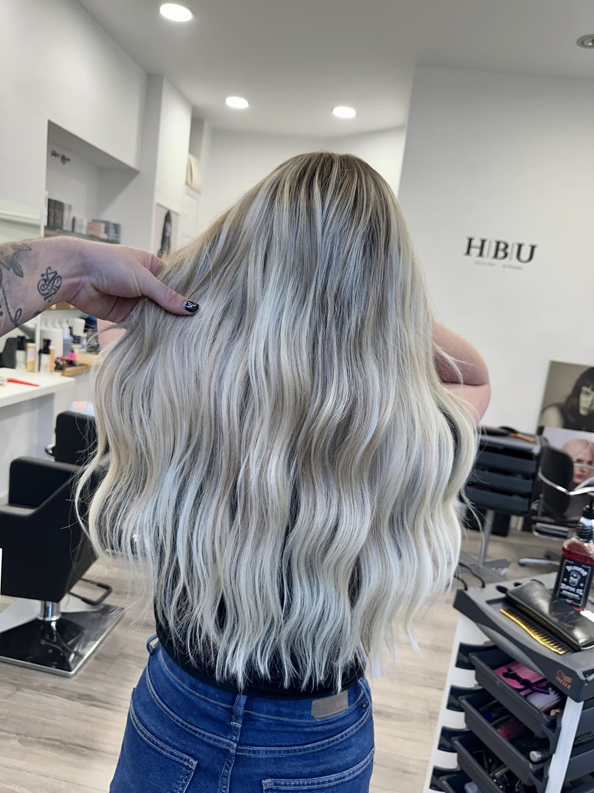 Balayage rubio ceniza realizado en HBU Vitoria-Gasteiz