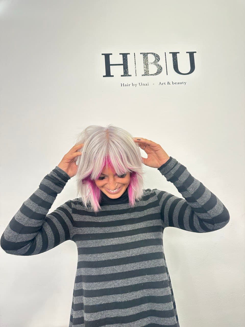 Corte y color platino con mechas rosas en HBU