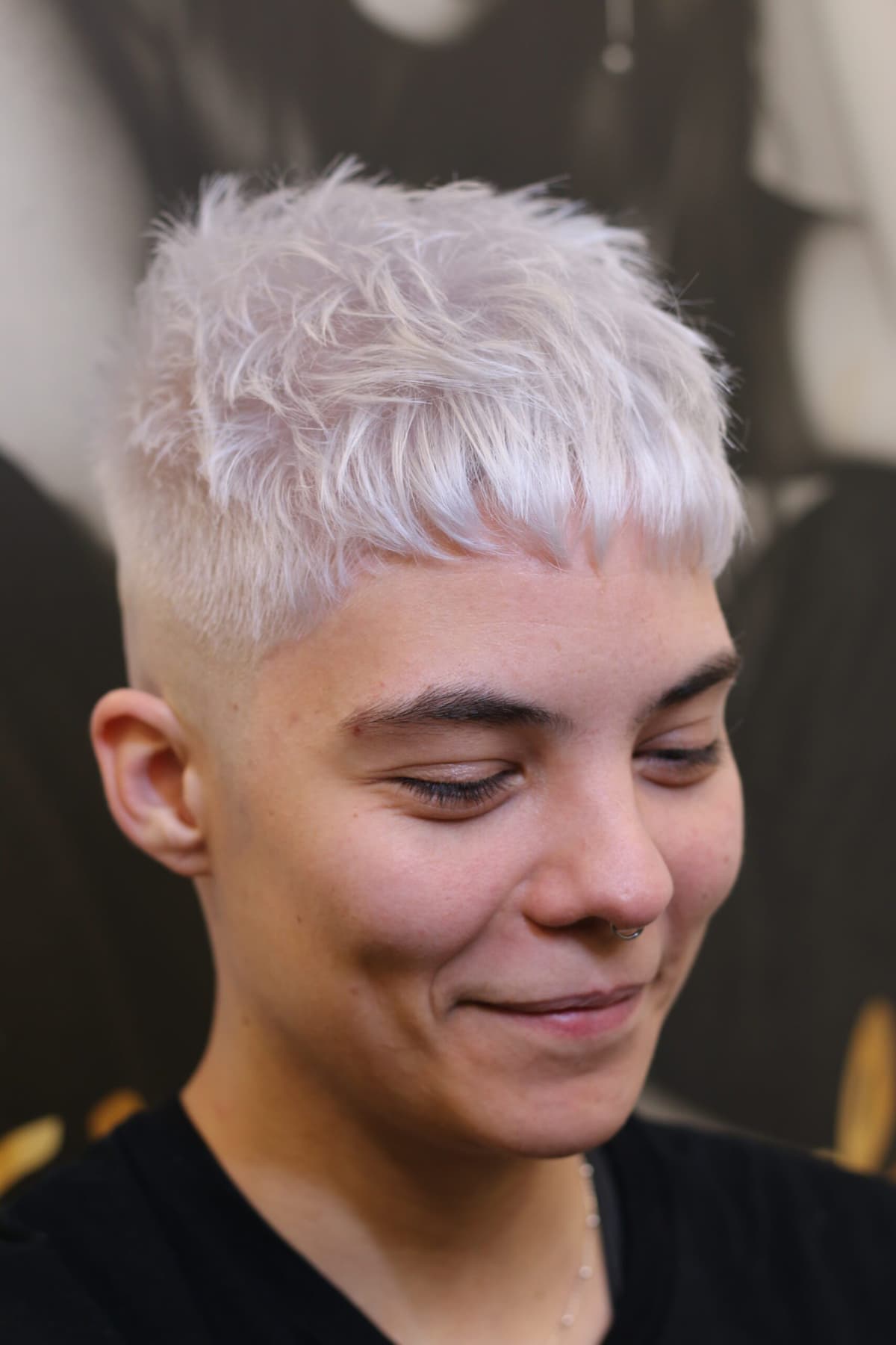 Corte corto degradado con color platino en HBU Hair By Unai