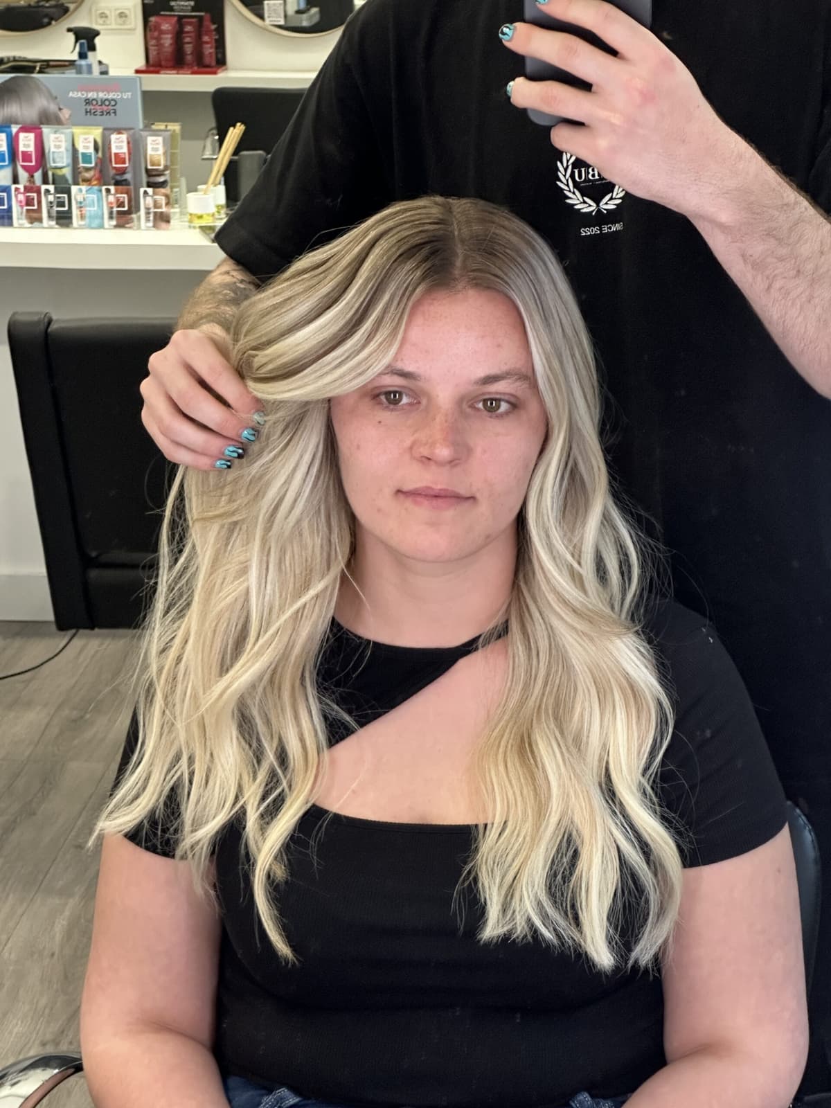 Resultado de coloración rubio platino en HBU Hair By Unai