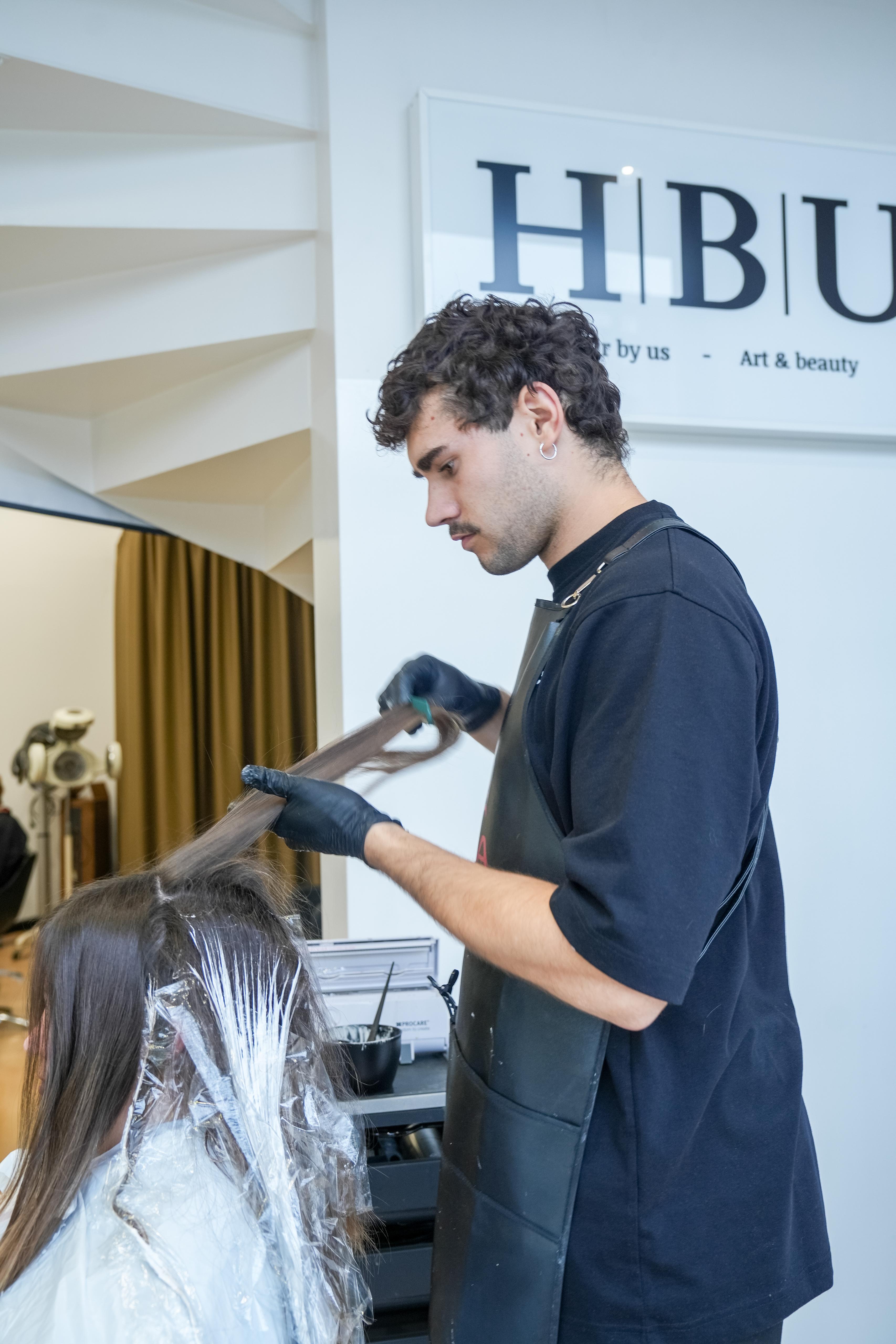 Unai, colorista y educador Wella, aplicando color en HBU Hair Salon