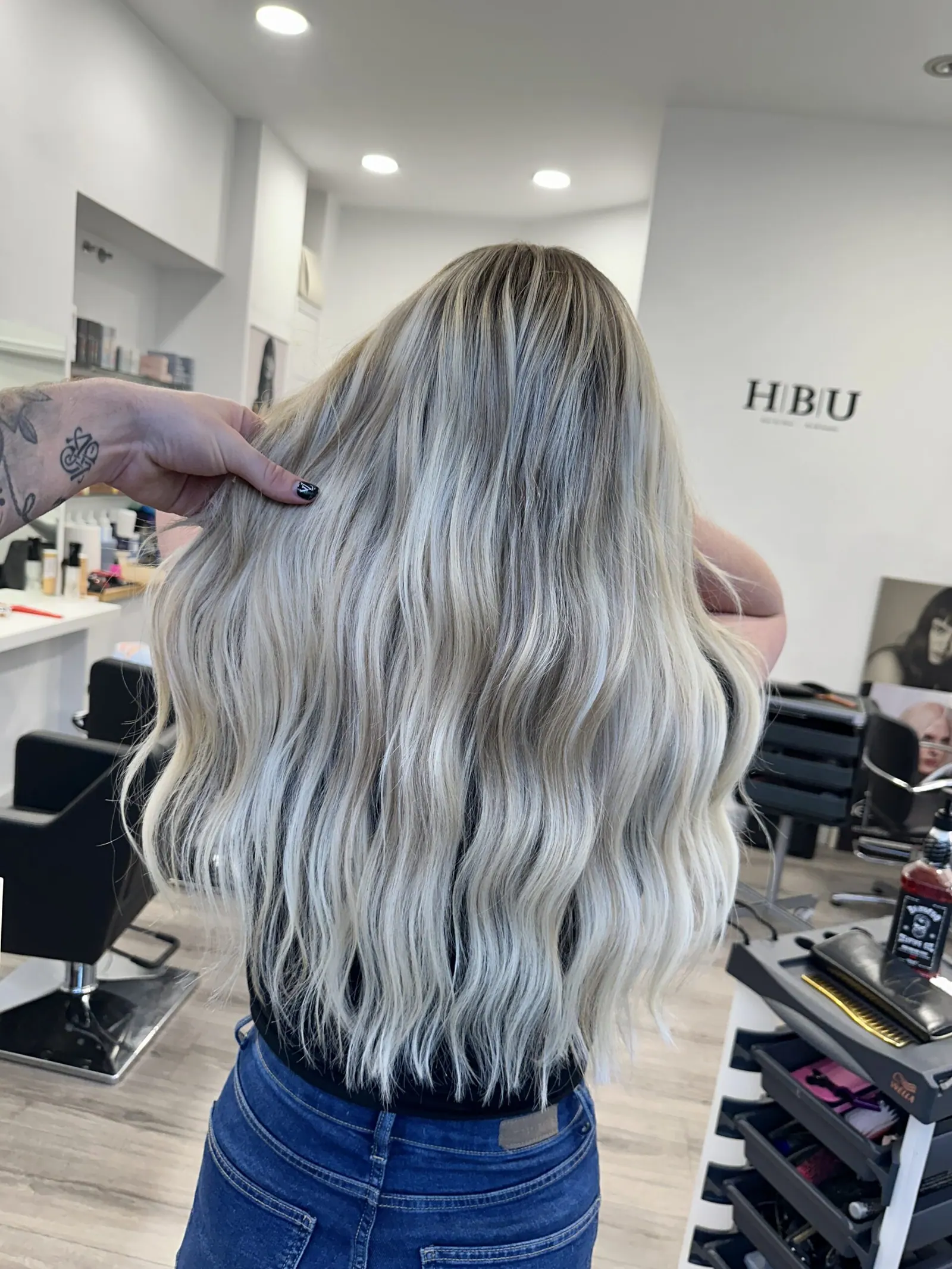 Balayage rubio ceniza realizado en HBU Vitoria-Gasteiz
