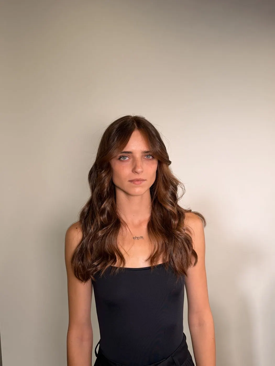 Melena con ondas suaves peinada en Peluquería HBU