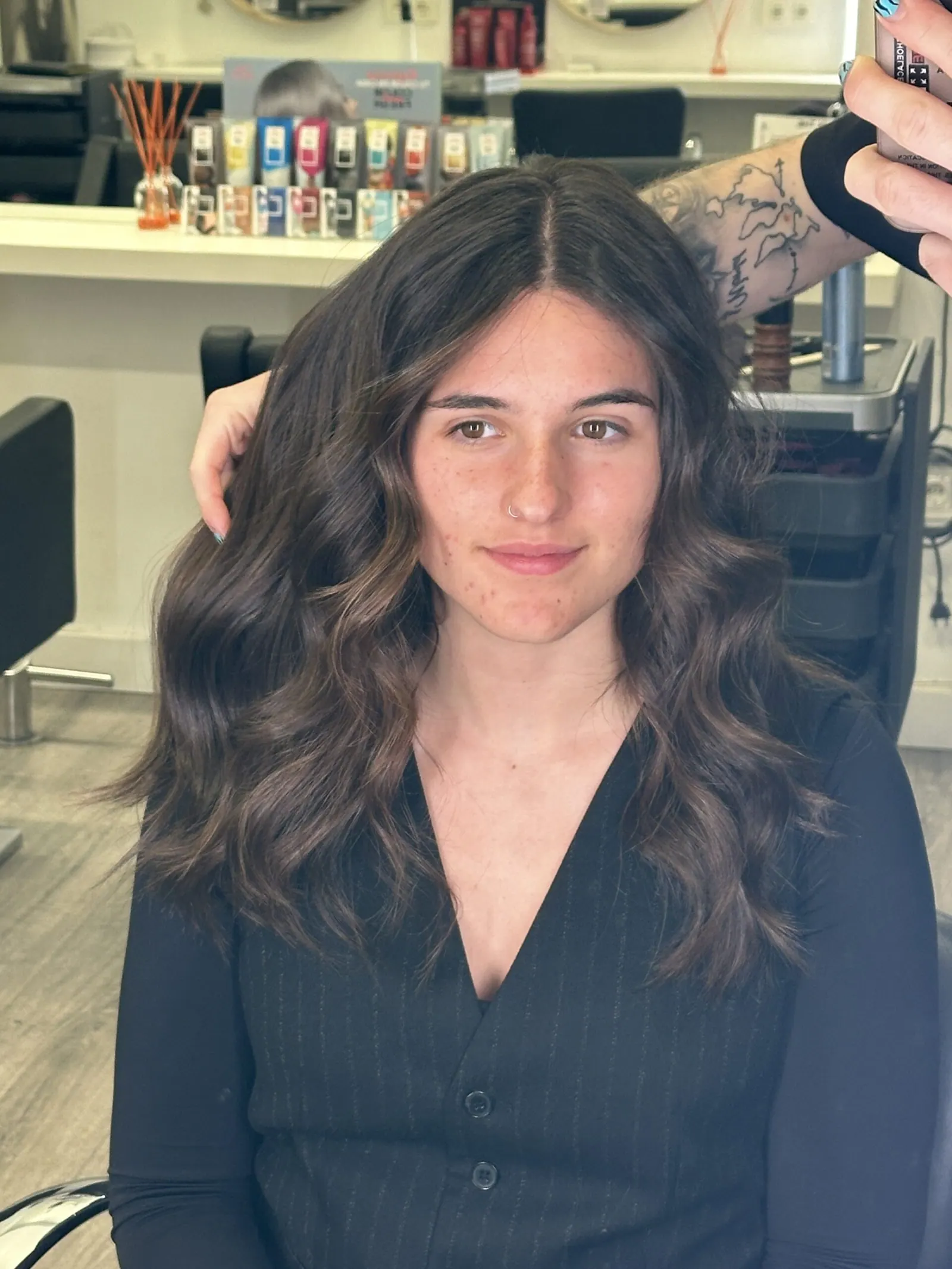 Melena morena con ondas naturales tras el corte en HBU